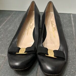 Salvatore Ferragamo size 10.5 black 1.5” pumps